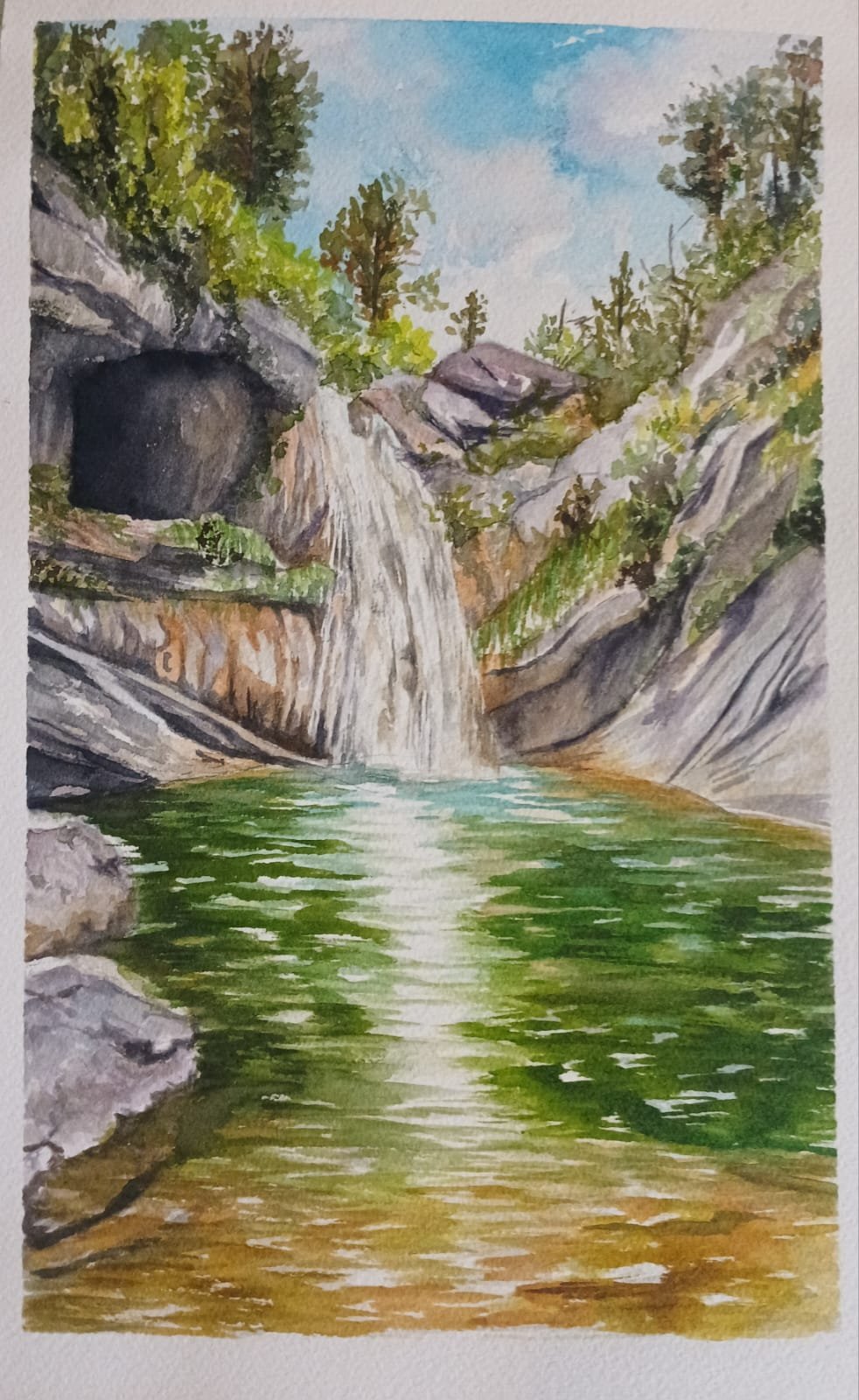 Paysage à l'aquarelle d'une cascade entre les rochers