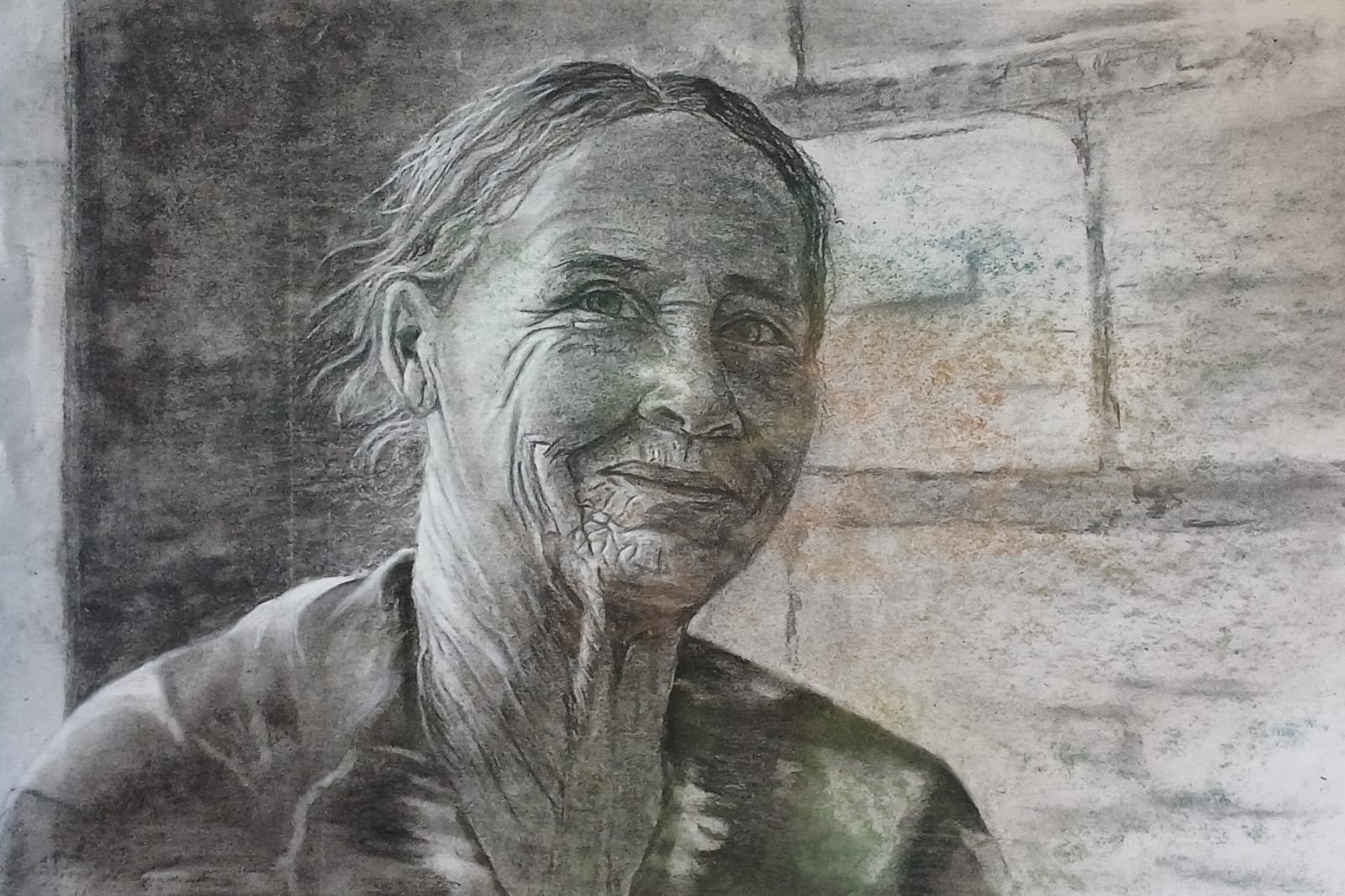 Portrait d'une femme âgée souriante, au fusain avec des touches de couleur