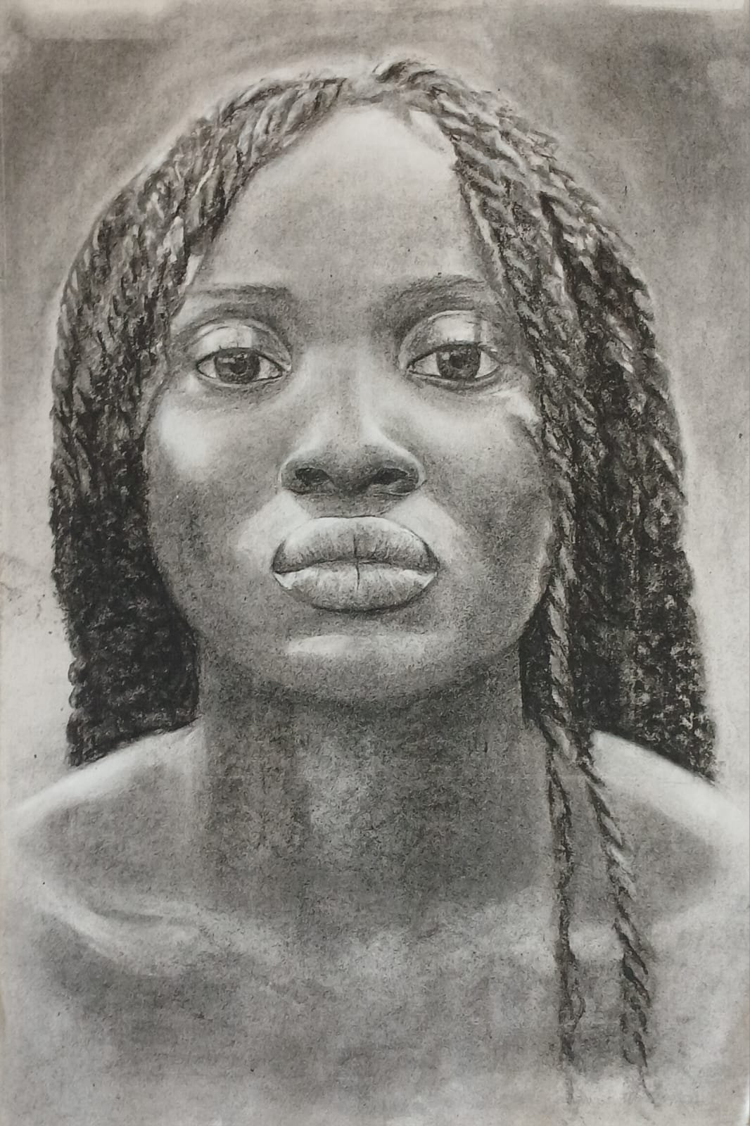 Portrait au fusain d'une femme aux tresses regardant de face