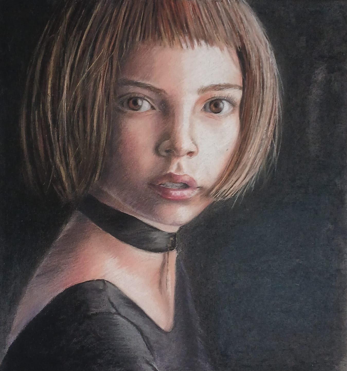 Portrait au pastel d'une fillette avec une frange et un collier ras du cou